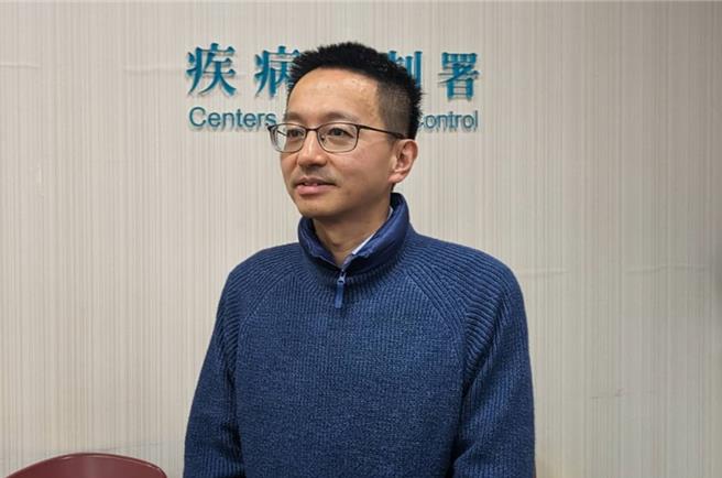 疾管署發言人羅一鈞說明，《傳染病防治法》修正草案今起預告14天，重點包括新增防疫隔離假、電子圍籬相關條文。（王家瑜攝）