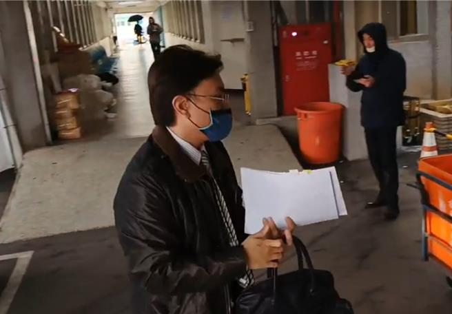 桃園地檢署檢察官劉威宏11日下午到桃殯相驗陸姓男子遺體。(蔡依珍攝)