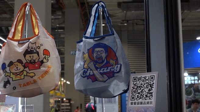 庄智渊与家扶中心合作制作永续使用的餐餐袋。(台湾师大提供)