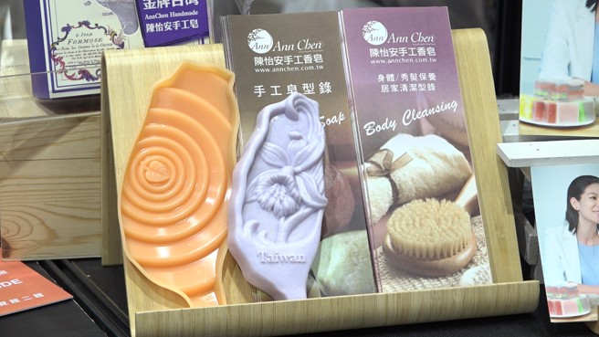 陈怡安知名的手工香皂，也有了永续使用的皂盘。(台湾师大提供)