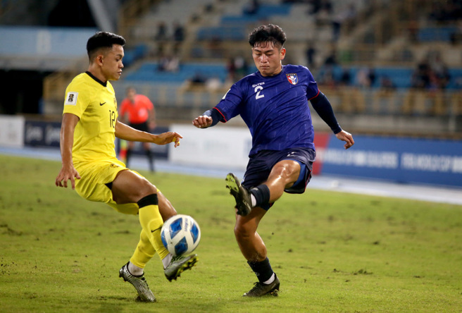 足球》男足世界杯资格赛台北改高雄踢挨轰，体育署：足协有疏失。图为中华队左后卫冯少祺（右）左路起球被马来西亚后卫挡出。（本报资料照／李弘斌摄）