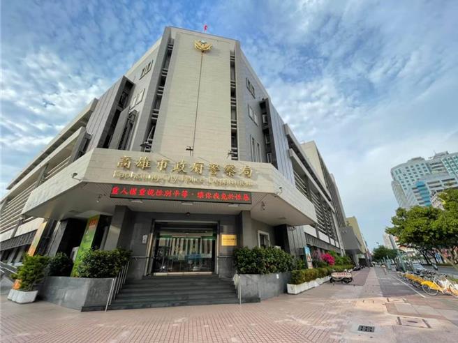 高雄市警察局外事科一名警務正11日傍晚突然不明原因、在辦公室外走廊跌倒，聲響驚動同事，同事見其狀況不佳，立刻撥打119求救，救護車趕抵後立刻將人送醫。（本報資料照片）