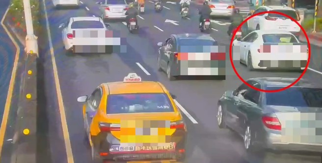 台北市1名李姓男子，日前开车行经忠孝东路四段时竟在路中睡着了。（翻摄画面）