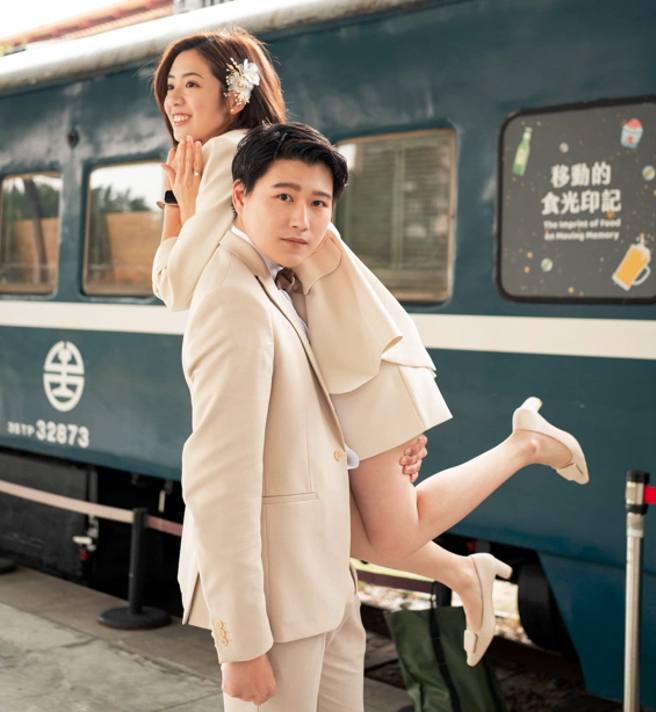 「学姐」黄瀞莹(右)与交往多年的记者男友(左)即将结婚，甜晒婚纱照，引发网友热议。（图／取自黄瀞莹脸书）