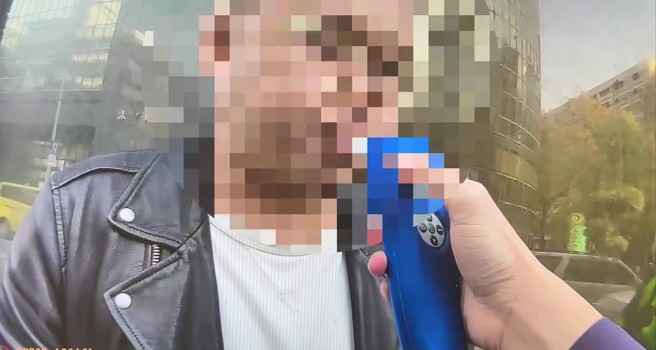 台北市1名李姓男子，日前开车行经忠孝东路四段时竟在路中睡着了，警方依规定对李男实施酒精浓度检测。（翻摄画面）
