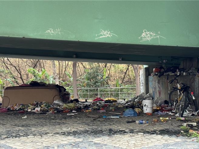 彰化1名男子去年中旬后到台中市乌日区高铁路二段高架桥下居住，多次劝导也不愿搬离，不仅堆积多项废弃家具，垃圾、宝特瓶等物更是四散满地，令地方困扰。（潘虹恩摄）