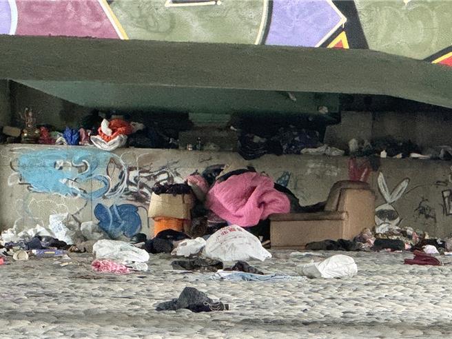 台中市乌日区高铁路二段高架桥下，去年中旬后出现1名男子居住该处，不仅堆积多项废弃家具，垃圾、宝特瓶等物更是四散满地，多次劝导也不愿搬离，令地方困扰。（潘虹恩摄）
