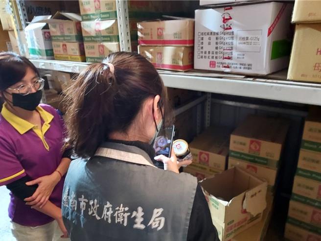 台南市卫生局持续稽查使用到苏丹红的店家，要求下架回收。(台南市卫生局提供／曹婷婷台南传真)