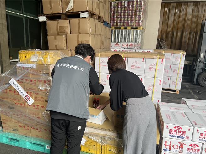 台南市卫生局稽查慈光食品并要求下架回收。(台南市卫生局提供／曹婷婷台南传真)