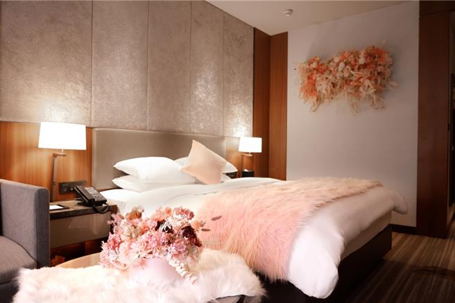 台北六福萬怡酒店攜手「一禮莊園」跨界設計花藝「植」感房，將客房打造成以永生花花藝圍繞的「唯美花藝植感房」。（六福旅遊集團提供）