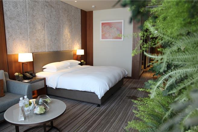 台北六福萬怡酒店去年結合「一禮莊園」花藝設計，將房間打造為植物圍繞的網美主題房，廣受好評。（六福旅遊集團提供）