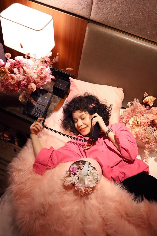 全新「唯美花藝植感房」融合了柔軟溫和的色調和花卉元素，向Pantone 2024代表色「Peach Fuzz柔和桃」致敬。（六福旅遊集團提供）