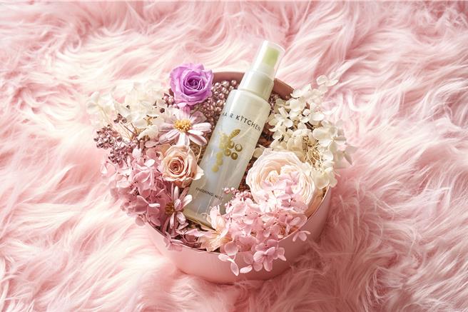 「唯美花藝植感房」住房專案加贈「春饗浪漫髮品花禮組」，內含永生庭園玫瑰、繡球花、日本瑪格麗特、胡椒木，搭配資生堂的「夏威夷果油防護噴霧」。（六福旅遊集團提供）