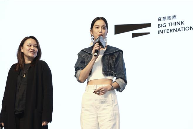 《婚內失戀》舞台劇監製章依婷（左）與主演陳庭妮11日出席香港影視節、舉行IP宣布記者會。（寬想國際娛樂提供