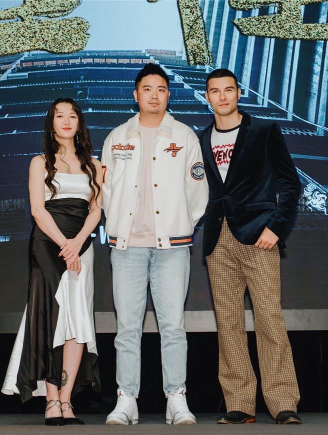 《租屋怪談》男主角鳳小岳（右起）、導演凌柏瑋、女主角李杏一同出席文策院於香港國際影視展舉辦的發布會。（文策院提供）