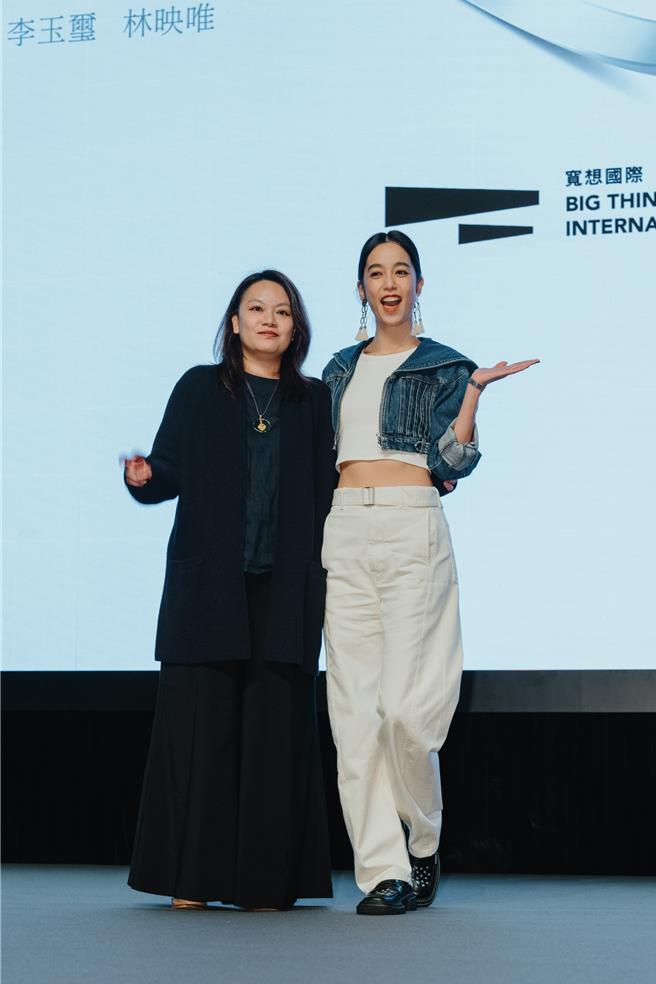 《婚內失戀》舞台劇女主角陳庭妮（右）及製作人章依婷出席分享作品計畫。（文策院提供）