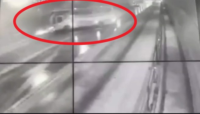 校车在文山隧道内，因为天雨路滑，导致车辆翻覆。（翻摄画面）