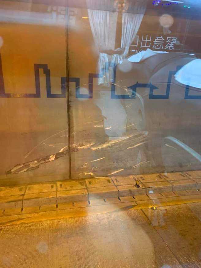 隧道内的墙壁上有校车撞击的痕迹。（翻摄画面）