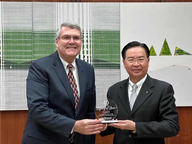 「美国粮食济贫组织」（FFTP）总裁Edward Raine赠送纪念牌予外交部长吴钊燮，感谢我国政府长期与该组织合作扶贫。(外交部提供)