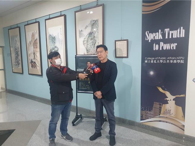 赵少康今（11）日至三峡台北大学进行演讲，会前受访时表示，食安管制有很大的问题，政府每年花9000亿元在健保，但食品的安全、边境的检查都舍不得花钱。（刘玮晴摄）