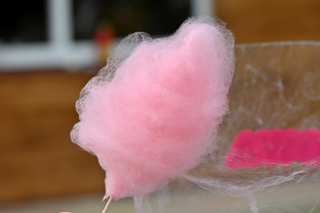 有网友看见传统棉花糖1支售价「今非昔比」，虽然嫌贵还是为了回忆买单。（示意图：shutterstock／达志）