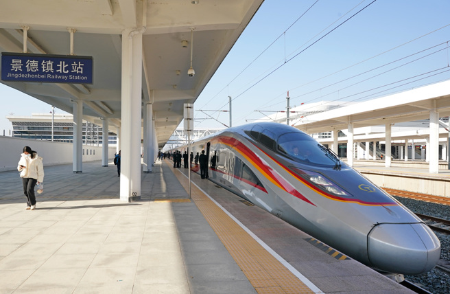 到2023年底，中国铁路营业里程已达15.9万公里，其中高铁4.5万公里，「八纵八横」高铁网主通道建成比例达80％。图为2023年12月27日 杭州至南昌高铁全线贯通运营。（图／快科技）