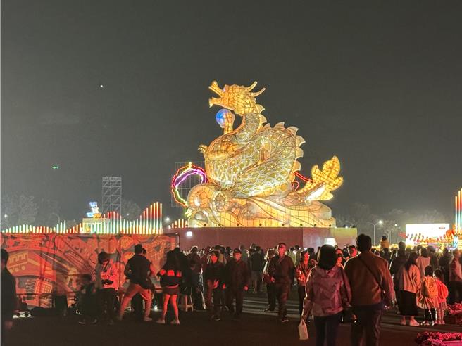 2024台灣燈會主燈龍來台灣隨著燈會落幕，今天開始拆卸，預計將花一個月時間拆卸。（曹婷婷攝）