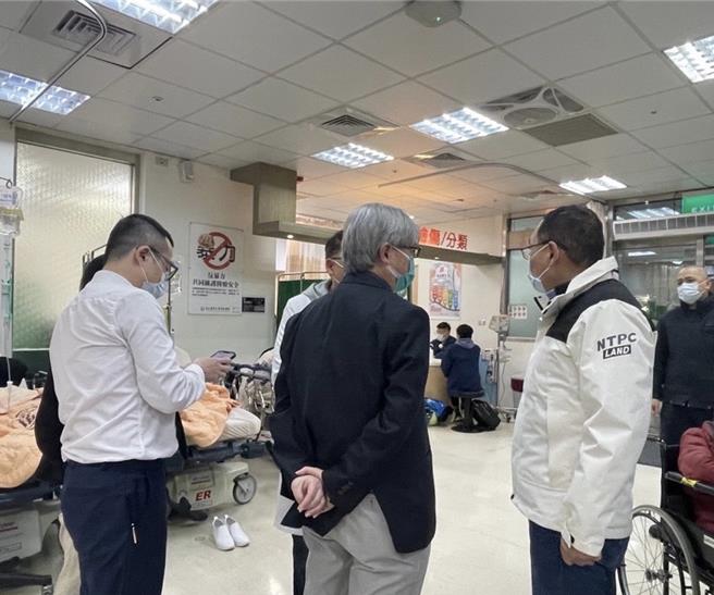 新北市長侯友宜前往北醫探視受傷學生。（新北市政府提供）