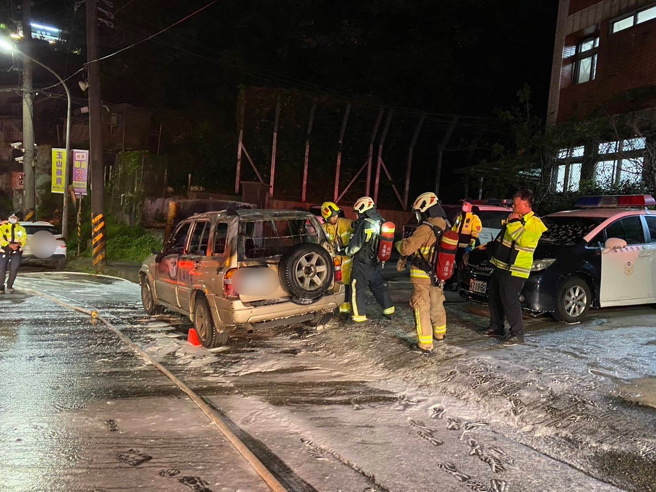 消防人員到場協助撲滅火勢。（圖／警方提供）