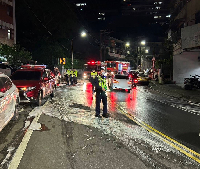 警方在場實施交通管制疏導往來人車。（圖／警方提供）