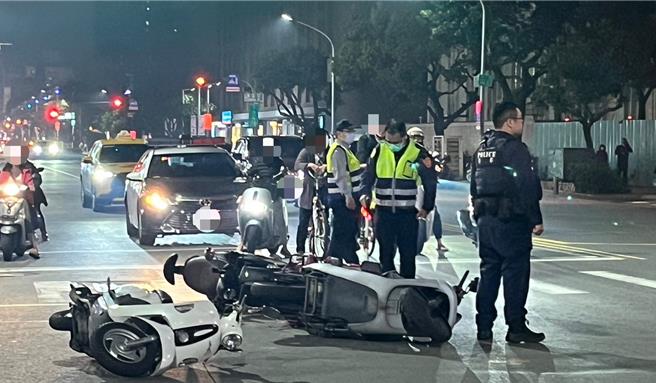 高雄市三民區十全一路、山東街口今晚8時許發生一件追撞事故。（高市三民一分局提供／楊舒婷高雄傳真）