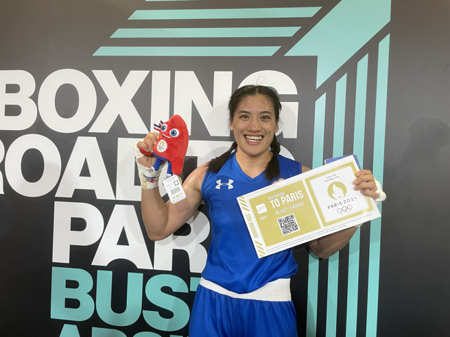 陈念琴赛后开心拿着象徵巴黎奥运门票牌子与吉祥物合照。(柯文明提供)