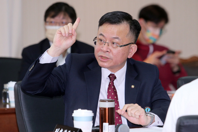 对于NCC不承认对中天新闻台已经16连败，国民党立委王鸿薇劝NCC主委陈耀祥(见图)给自己留点顏面，难道不怕自己输到脱裤之后，回去教书会被学生耻笑吗？（示意图／中时资料照／刘宗龙摄）