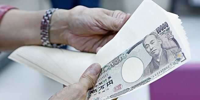 专家表示，4月日本央行可能宣布脱离负利率，日圆恐一去不回头。图／美联社