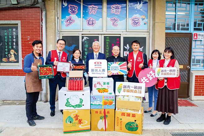 新光人寿董事长魏宝生（左四）率同仁及新光小农致赠在地农产，于圣方济少女之家旧舍前合影。图／新光人寿提供