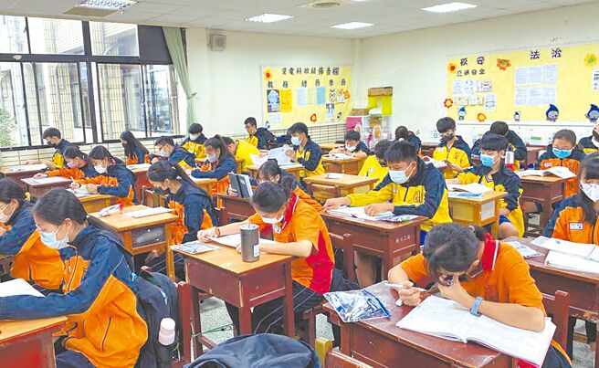 今年国中会考计19万2127人报名，是歷年来最低。图是去年国中教育会考举行时，学生在休息时间埋头读书。（本报资料照片）