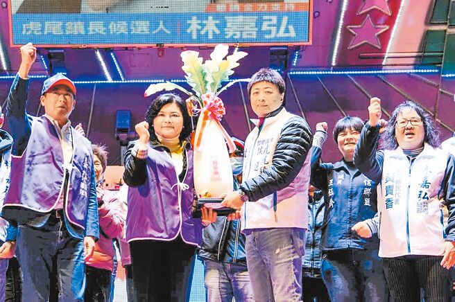 云林县长张丽善（前左二）9日赠送好彩头给虎尾镇长补选参选人、镇代会主席林嘉弘（左三），预祝高票当选。（林嘉弘竞选总部提供／周丽兰云林传真）