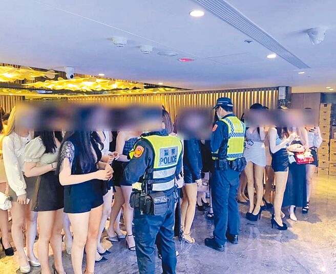 段姓酒店小姐指控台北市警中山分局李姓警員對她始亂終棄，李也因涉足不當場所被處分。圖為警方臨檢酒店，非新聞當事人。（翻攝畫面／胡欣男台北傳真）