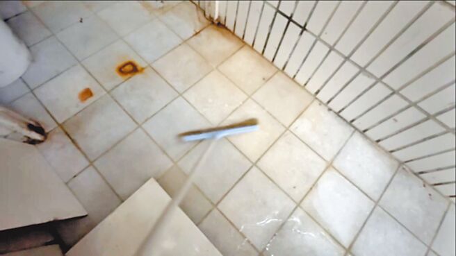 基泰建設大直建案造成鄰損狀況不斷，有民眾住處1樓至地下室嚴重龜裂，不明水源流入淹沒地下室，挖溝引流仍不時聞到尿騷味，令住戶飽受折磨。（台北市議員陳怡君研究室提供／劉彥宜台北傳真）