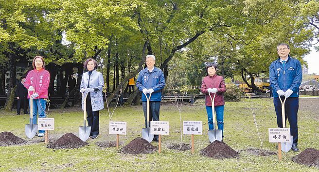 植樹節前夕，行政院長陳建仁（中）偕同夫人羅鳳蘋（右二）10日至宜蘭羅東林場參加「傳承下個百年、植樹羅東林場」活動，與行政院發言人林子倫（右一）、宜蘭縣長林姿妙（左二）至植樹區親手種下風箱樹。（吳佩蓉攝）
