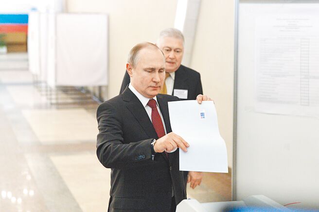 俄罗斯总统普丁在俄国享有压倒性的支持率，大选胜利可望再执政12年。图为2018年俄罗斯总统大选，普丁参加投票。（新华社）