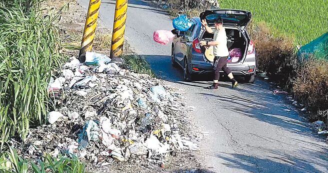 彰化境內區域排水數量居全國之冠，常遭部分民眾或不肖業者亂丟垃圾與廢棄物。（彰化縣府提供／陳淑娥彰化傳真）