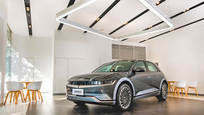 HYUNDAI原廠GDSI 2.0展示中心設計規範，以簡約俐落與純白基調打造舒適的賞車與服務空間。（南陽實業提供）