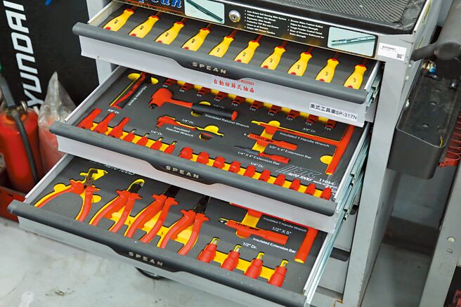 HYUNDAI電動車專用絕緣工具櫃。（南陽實業提供）