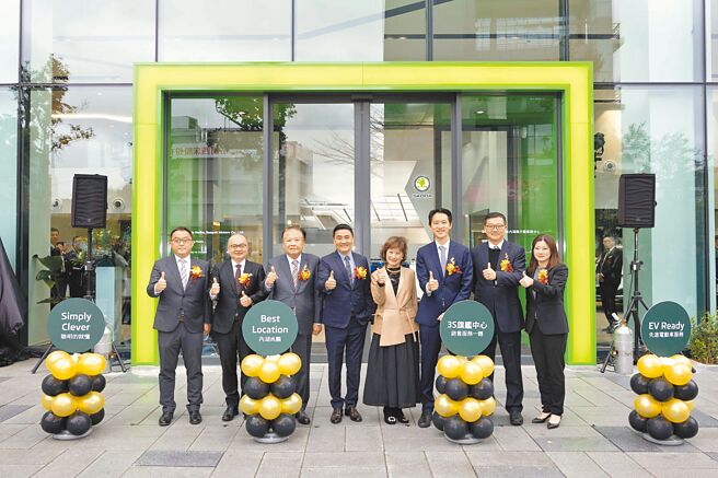 Skoda尚鵬內湖旗艦展示暨服務中心開幕，現場由尚騰汽車集團執行長吳睿弘（左起）、Skoda Taiwan銷售暨通路發展處長魏廣劭、臺灣湯淺電池董事長盧宏恩、Skoda Taiwan總裁李御林、尚鵬汽車董事長歐瑞雲、勤益投資控股董事長顧立楷、Skoda Taiwan行銷處長柳家瑜，以及尚騰汽車集團副總經理闕杏如參與剪綵儀式。（尚騰汽車集團提供）