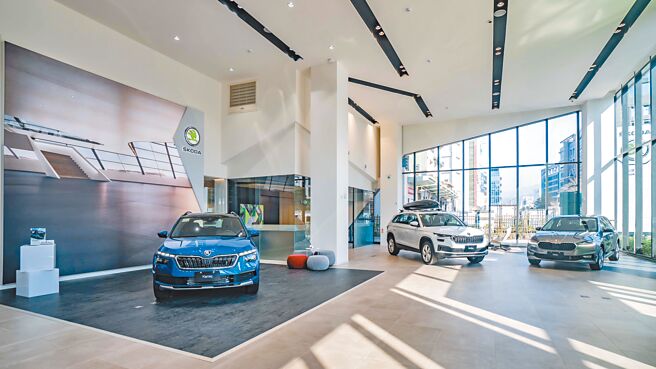 展間挑高逾7米、面積200坪，可展示最多達9輛新車。（尚騰汽車集團提供）