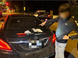 宾士深夜怠速停大马路 惊见毒虫在车内睡翻了