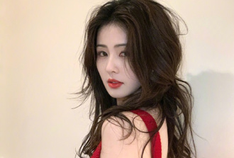 白鹿酒紅色套裝前後開深V  側拍視角洩深溝