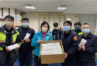 民間2萬口罩贈警 局長親送派出所籲戴好戴滿