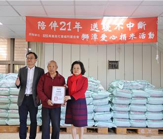 高龄9旬翁揪村民捐米21年 今年捐近万斤憨儿献舞致谢